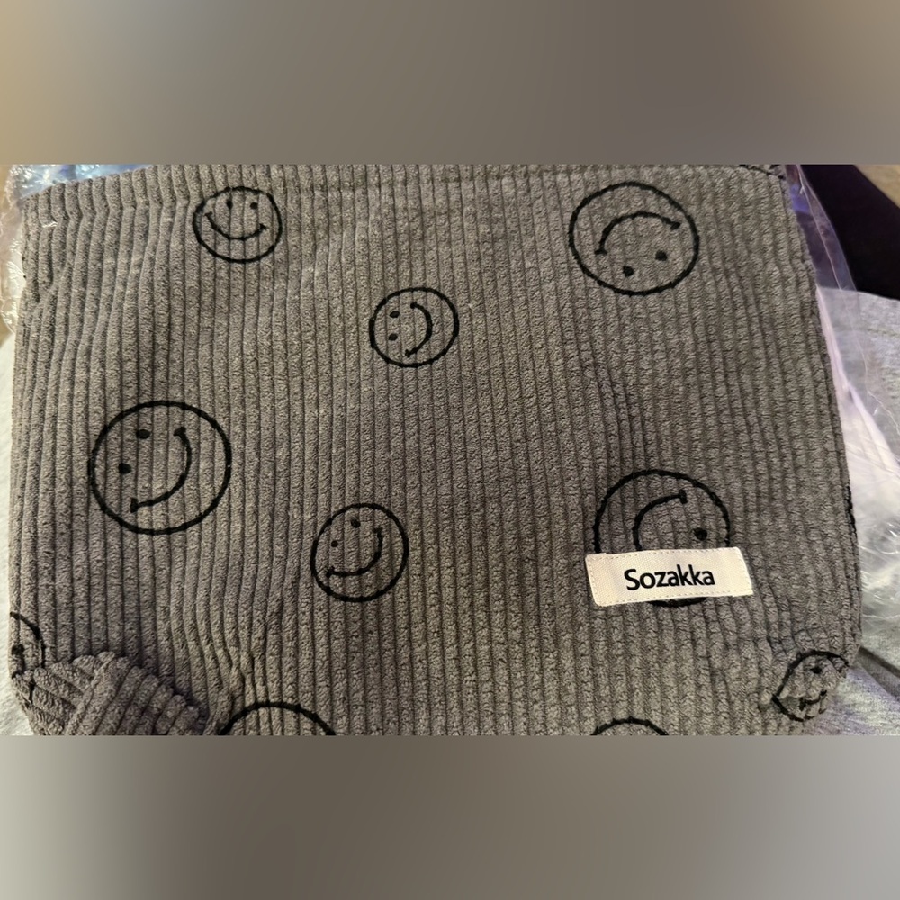 Sozakka Zipper Pouch with smiley faces gray